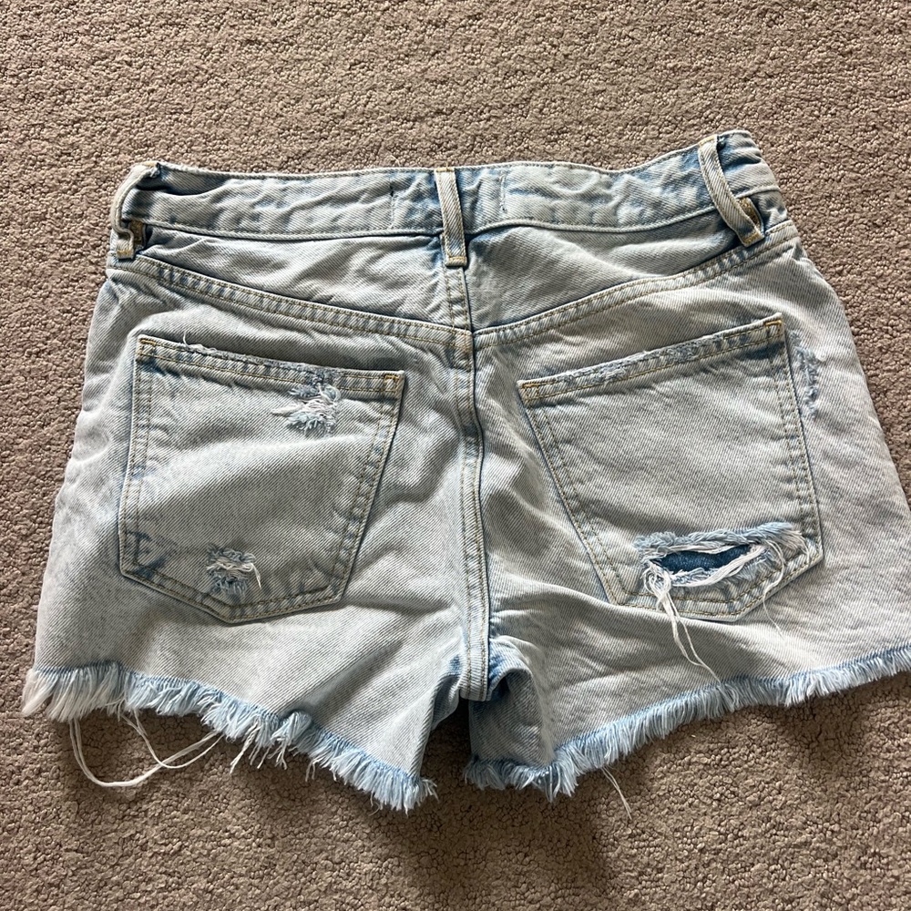 Free People Light Wash Distressed Denim Shorts size 26 - Picture 2 of 3